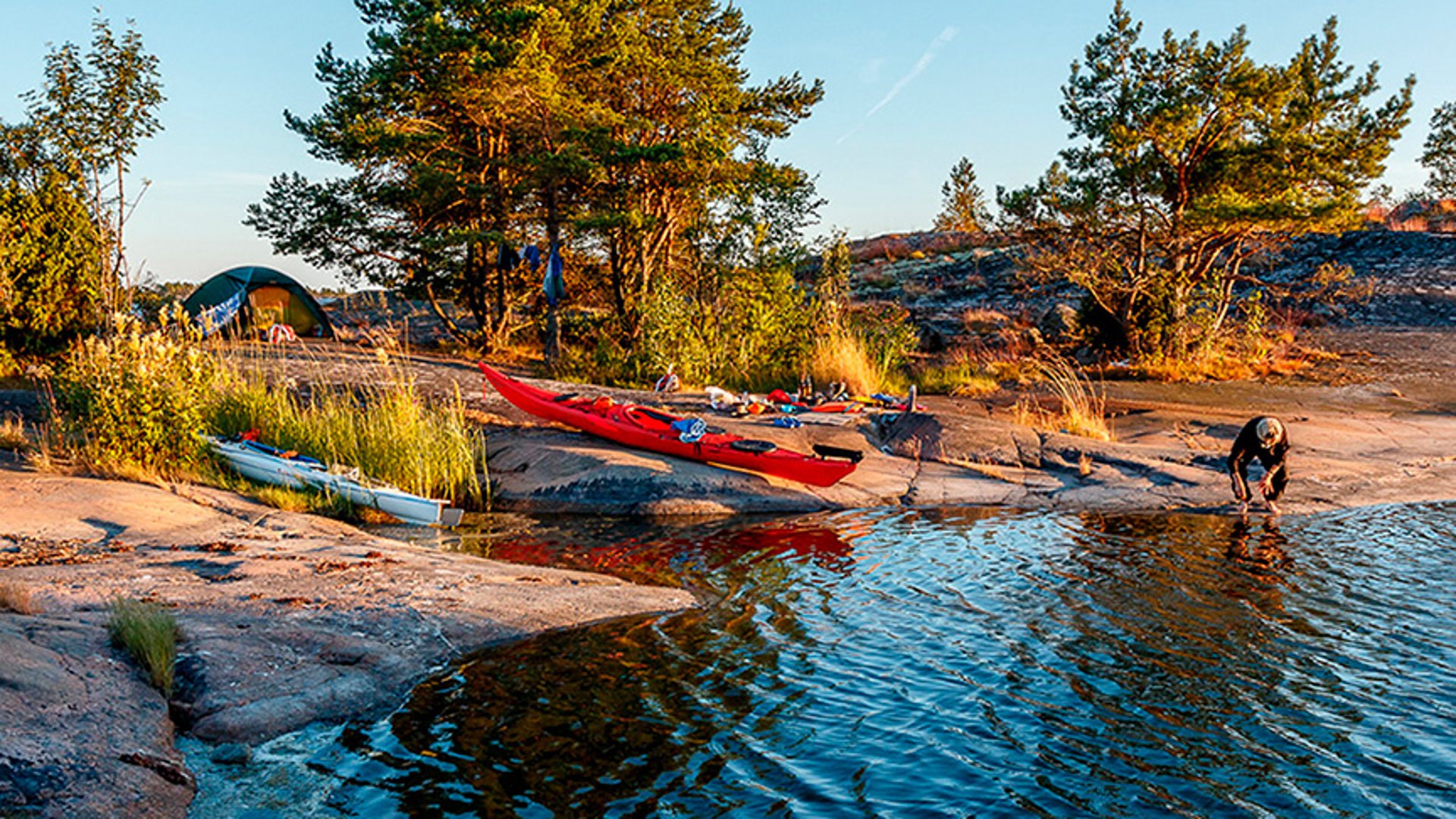 Kajakpaddlare tältar på en skärgårdsö.