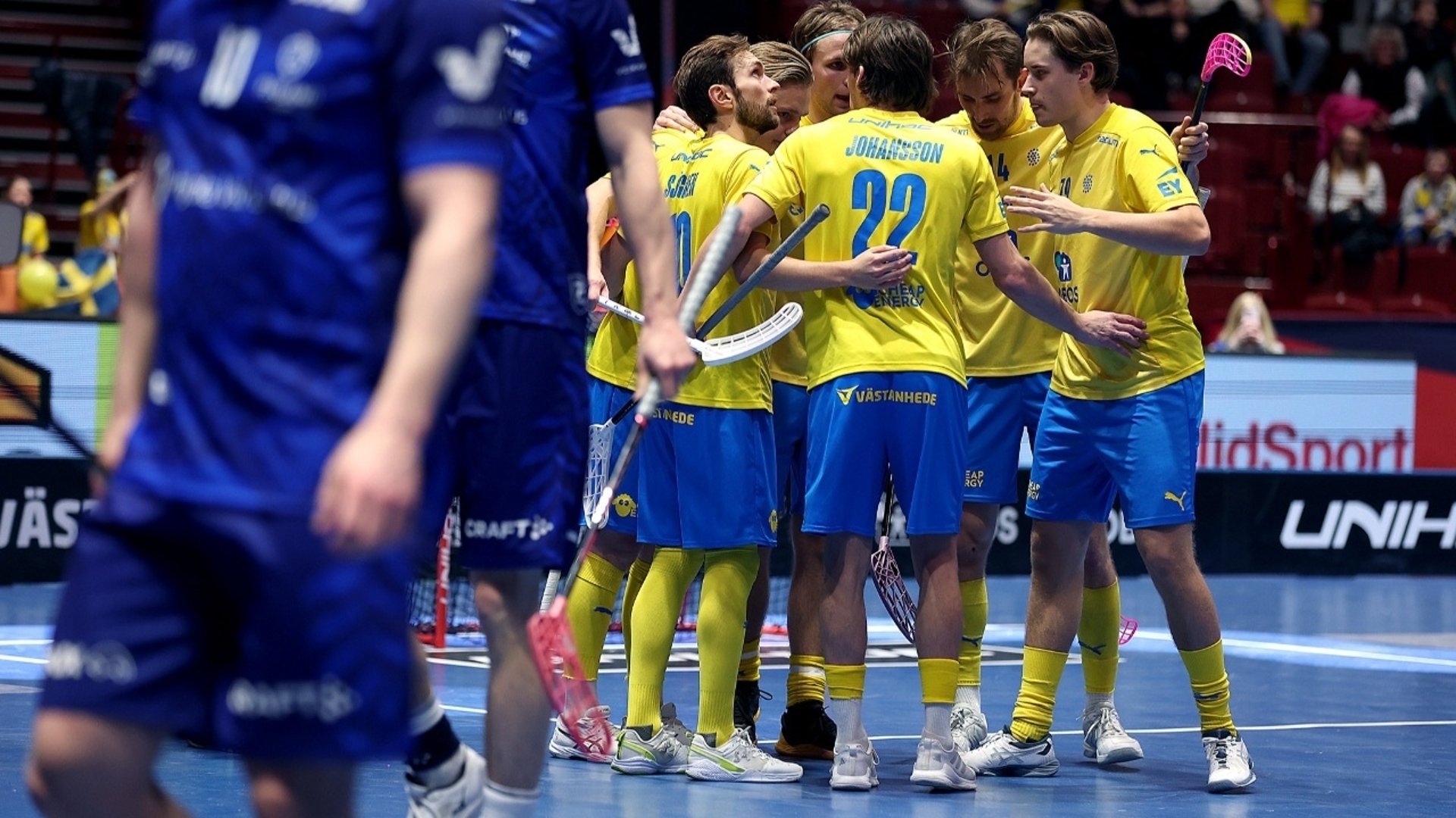 Innebandyspelare firar ett mål