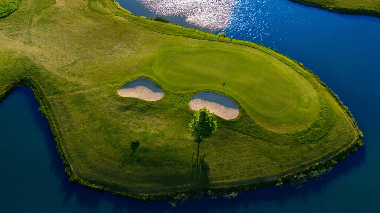 Illustrationsbild för 3 golfklubbar 4 banor - spela mer, res mindre
