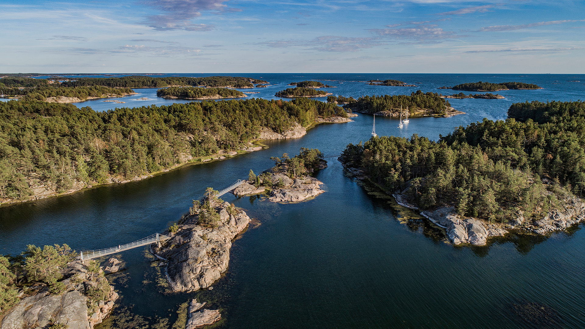Illsutrationsbild för Stendörren är en av Sörmlandskustens mest populära platser